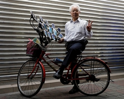 Taiwan Senior to Play Pokemon Go on Bike by Multiple iPhones and Android devices
