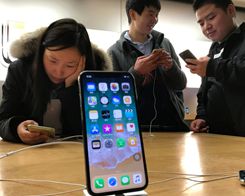 Apple Poaches Intel Chip Chief in Push for 5G
