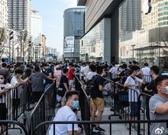 Crowds Flock To Opening Of Changsha Apple Store