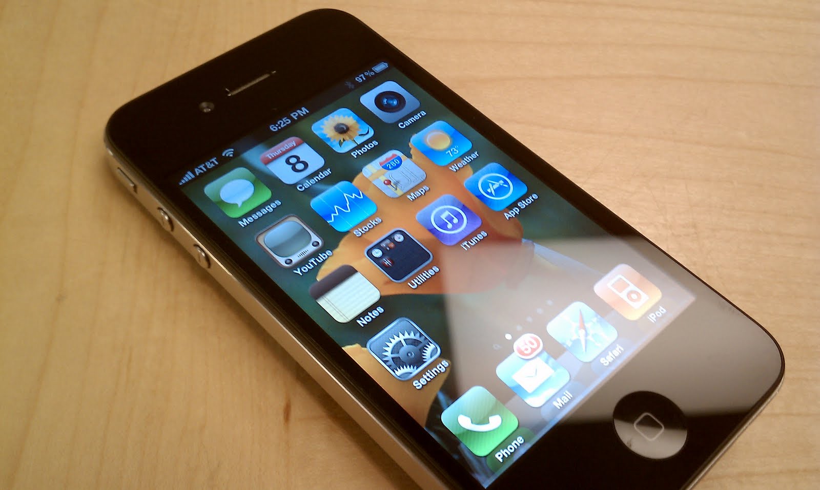 Wall Street Journal: Apple Jony Ive Hopes iPhone 8 to Be Like a Piece of Glass