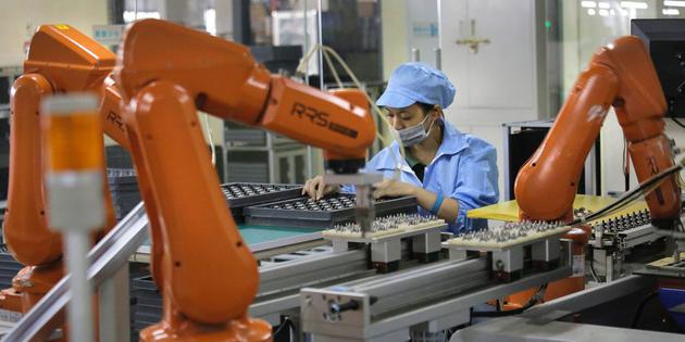 Apple Manufacturer Foxconn to Fully Replace Humans With Robots - Foxbots 