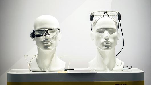 Apple's Augmented Reality Glasses: Scoble vs Munster Debate