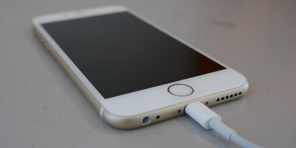 Man Dies While Charging iPhone in Bath
