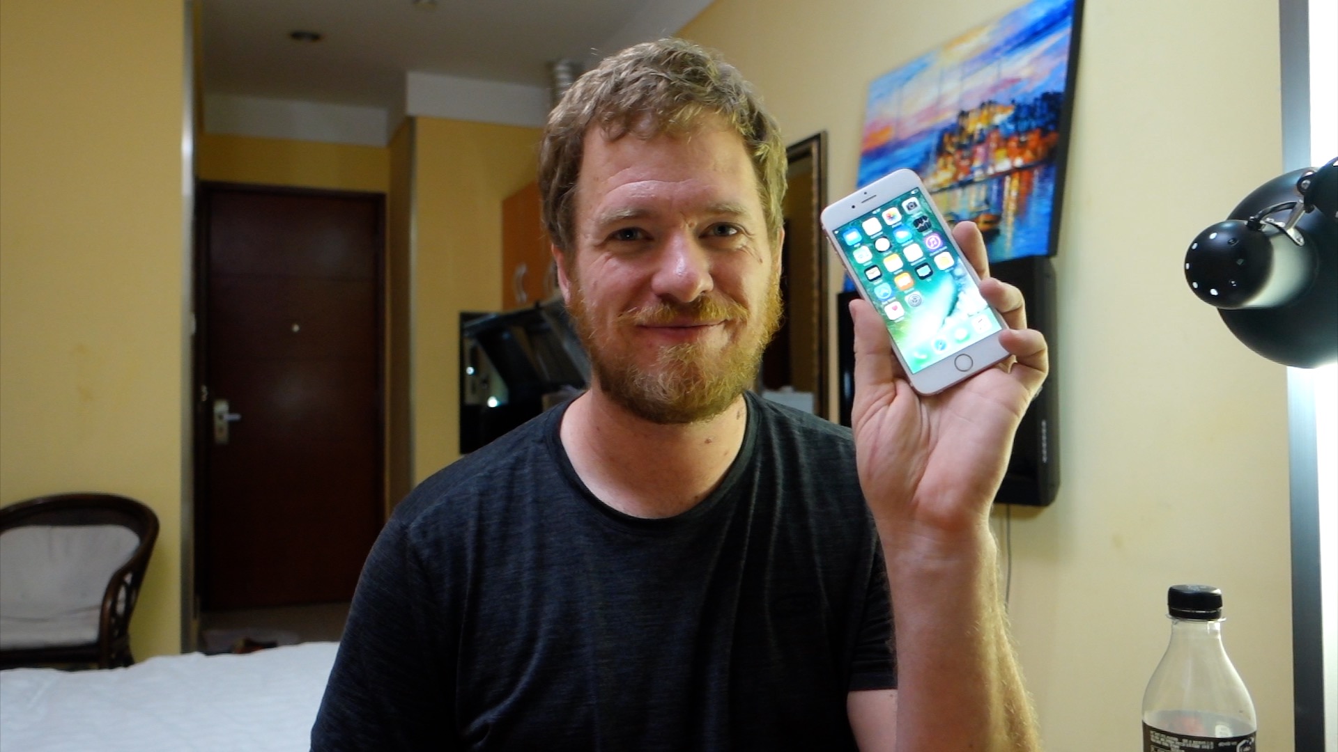 Watch How a Man Builds DIY iPhone 6S For $300