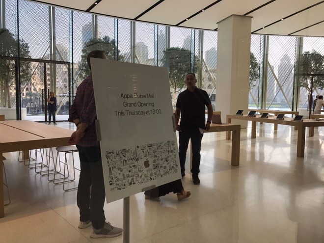 Apple Shows off Dubai Store with Massive 186-foot Curved Glass Facade
