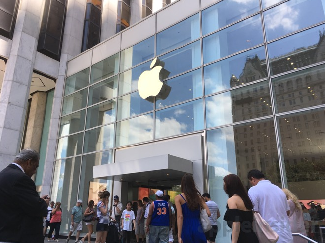Apple's Fifth Avenue Temporary Store in NYC Still Drawing Massive Traffic