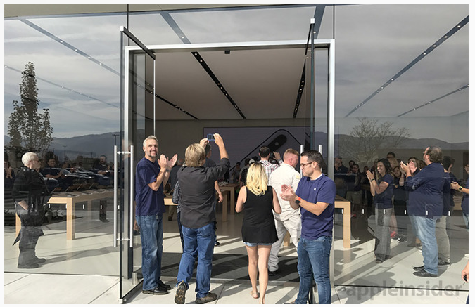 Relocated Apple Store Opens For Business In Reno, Nevada
