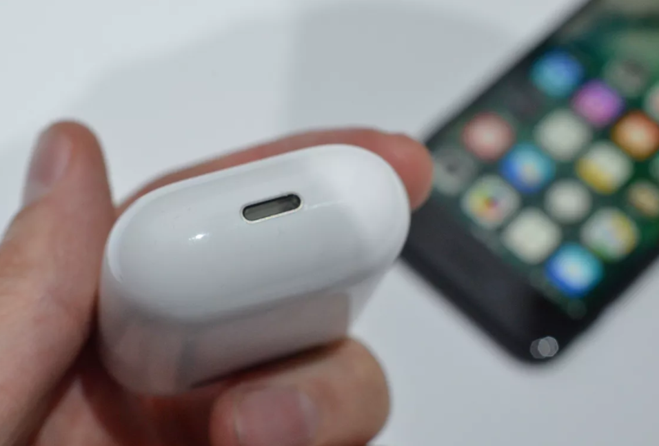AirPods wireless charging case will be sold separately