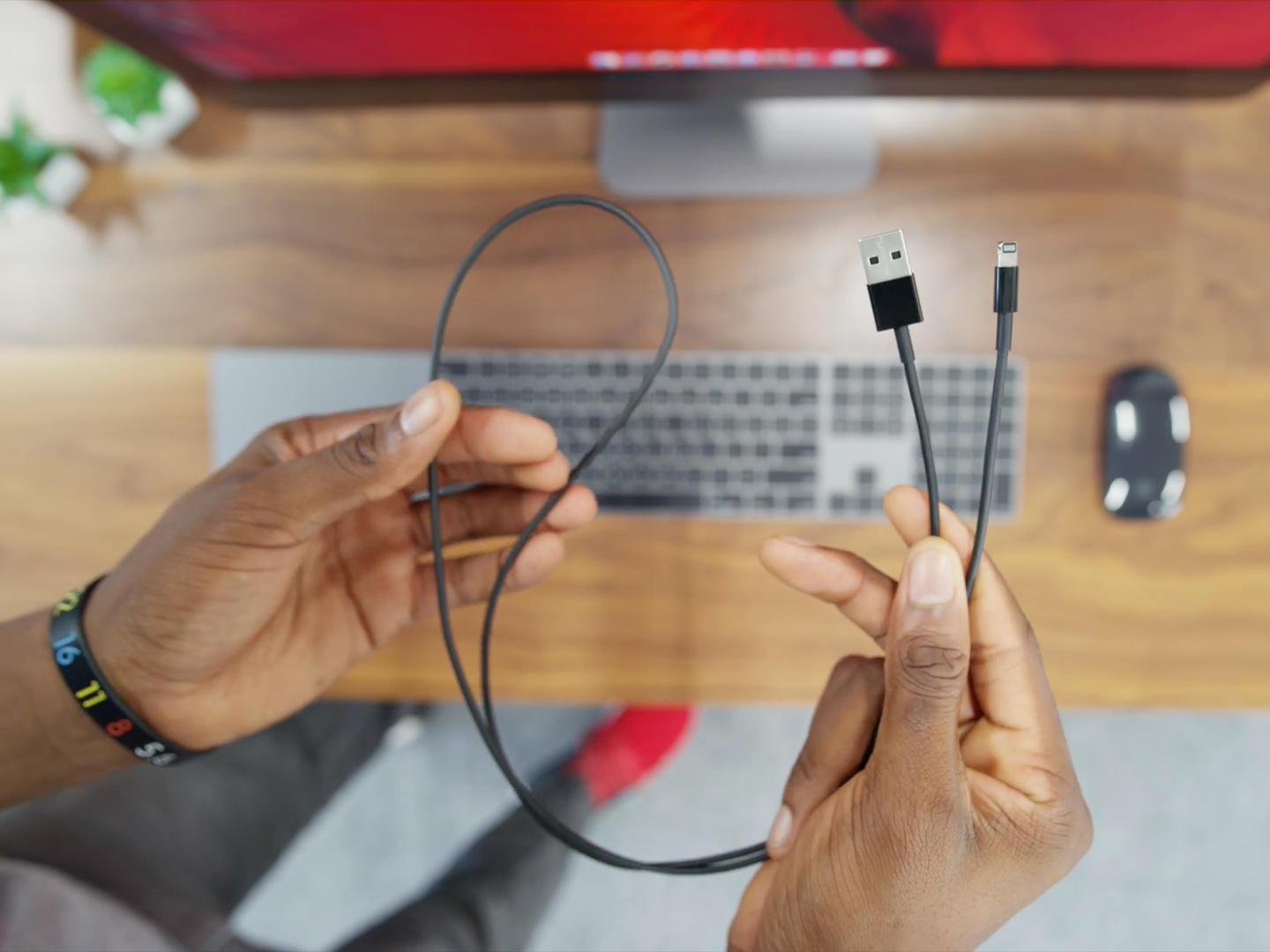 Apple Just Introduced Its First Black Lightning Cable for iMac Pro