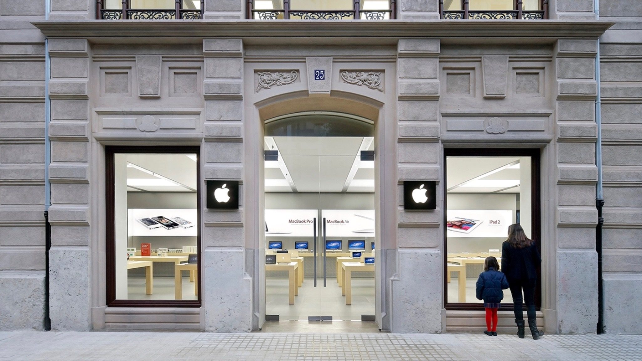 Firefighters Respond to Another Apple Store Due to iPhone Battery Explosion