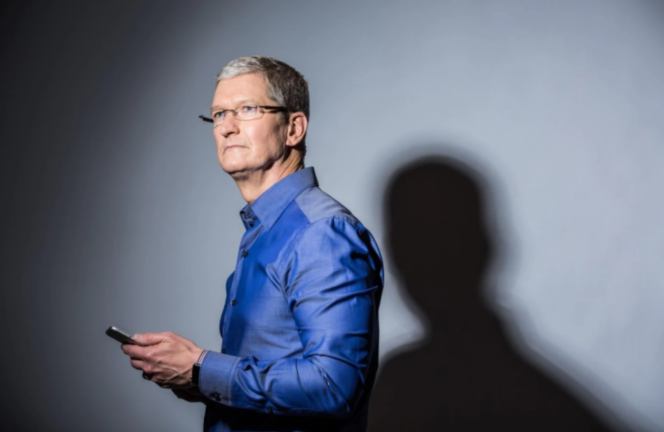  Apple CEO Tim Cook Says He Wouldn’t Let a Child Use Social Media