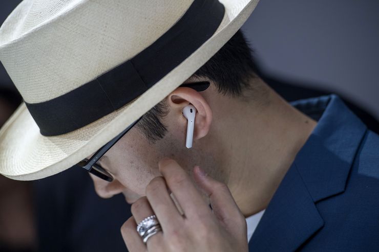 Apple Plans Upgrades to Popular AirPods Headphones