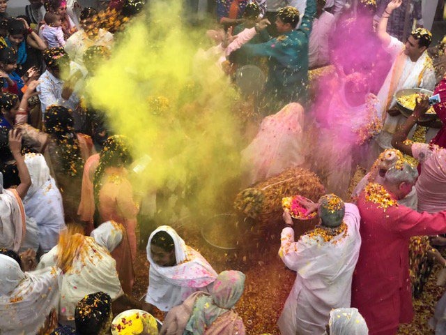 Apple's Cook Uses Photos From India's Holi Festival to Promote iPhone X
