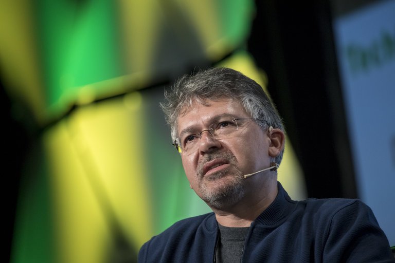 Apple Hires Google’s former AI Boss to Help Improve Siri