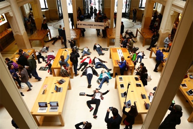Activists Stage die-in at French Apple Stores to Protest Impact of Tax Avoidance on Social Services