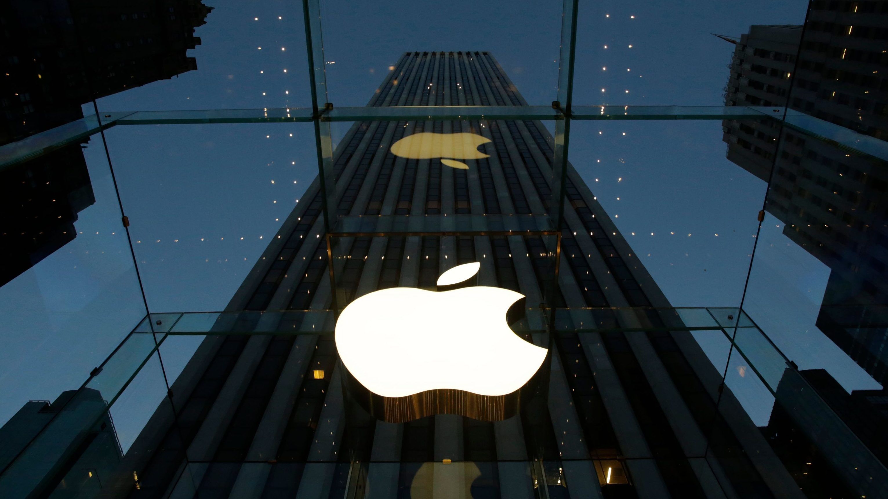 Apple Will Likely be the First Trillion-dollar Company Thanks to Warren Buffett