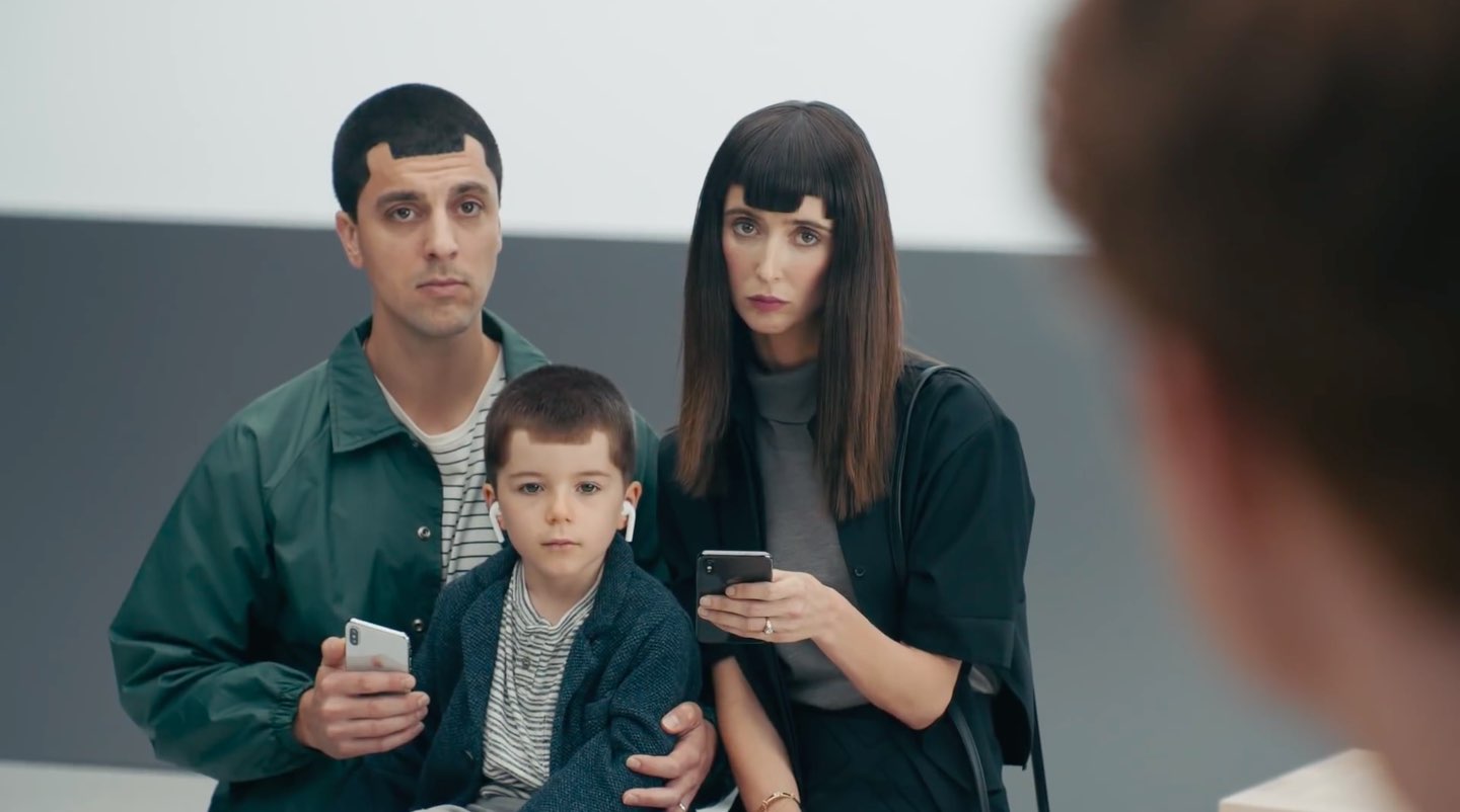 Latest Samsung Ads Mock the iPhone X Notch, Lack of Split-screen Multitasking & SD Card