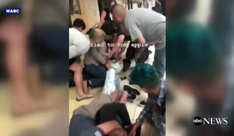 Citizens Hold Apple Theft Suspects in a  California Apple Store