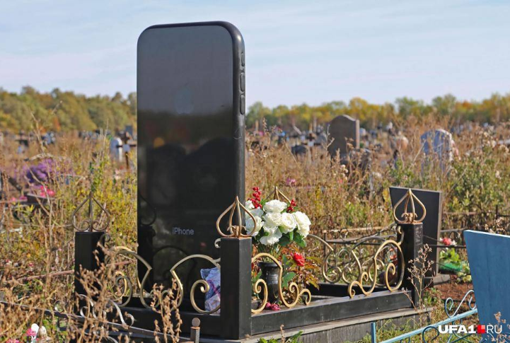 Massive 5′ iPhone Tombstone Appears Over Russian Woman’s Grave