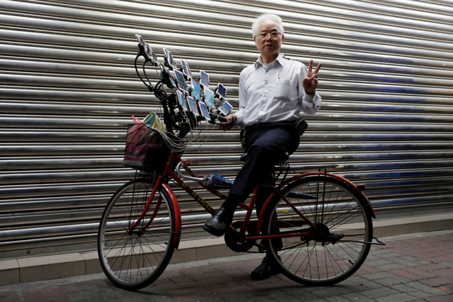 Taiwan Senior to Play Pokemon Go on Bike by Multiple iPhones and Android devices