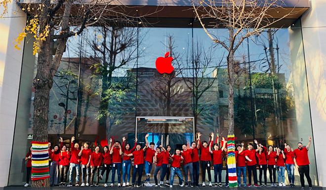 Apple Turns Retail Logos Red for World AIDS Day