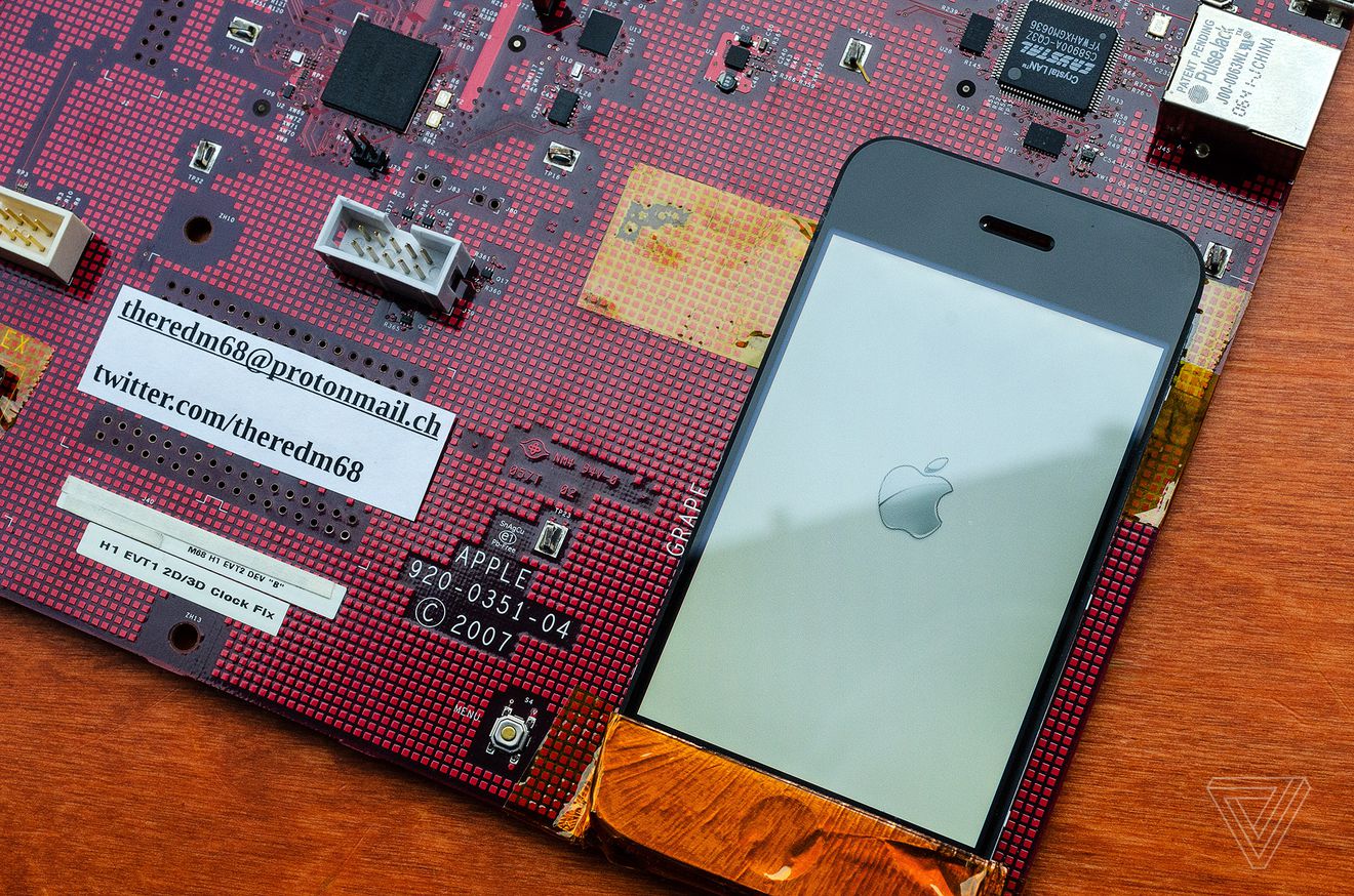Never-before-seen Photos of a Development Board for the Original iPhone