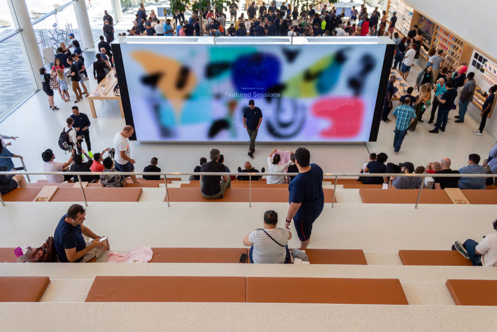 The All-new Apple Aventura: A Tropical Apple Store Inspired by the Coast