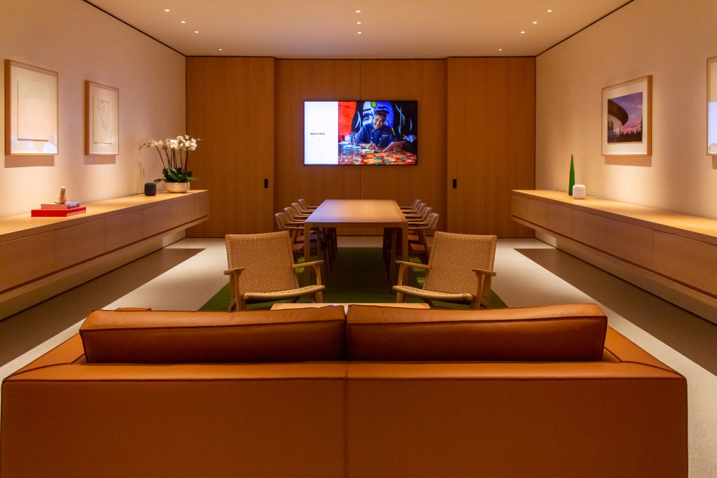 The All-new Apple Aventura: A Tropical Apple Store Inspired by the Coast