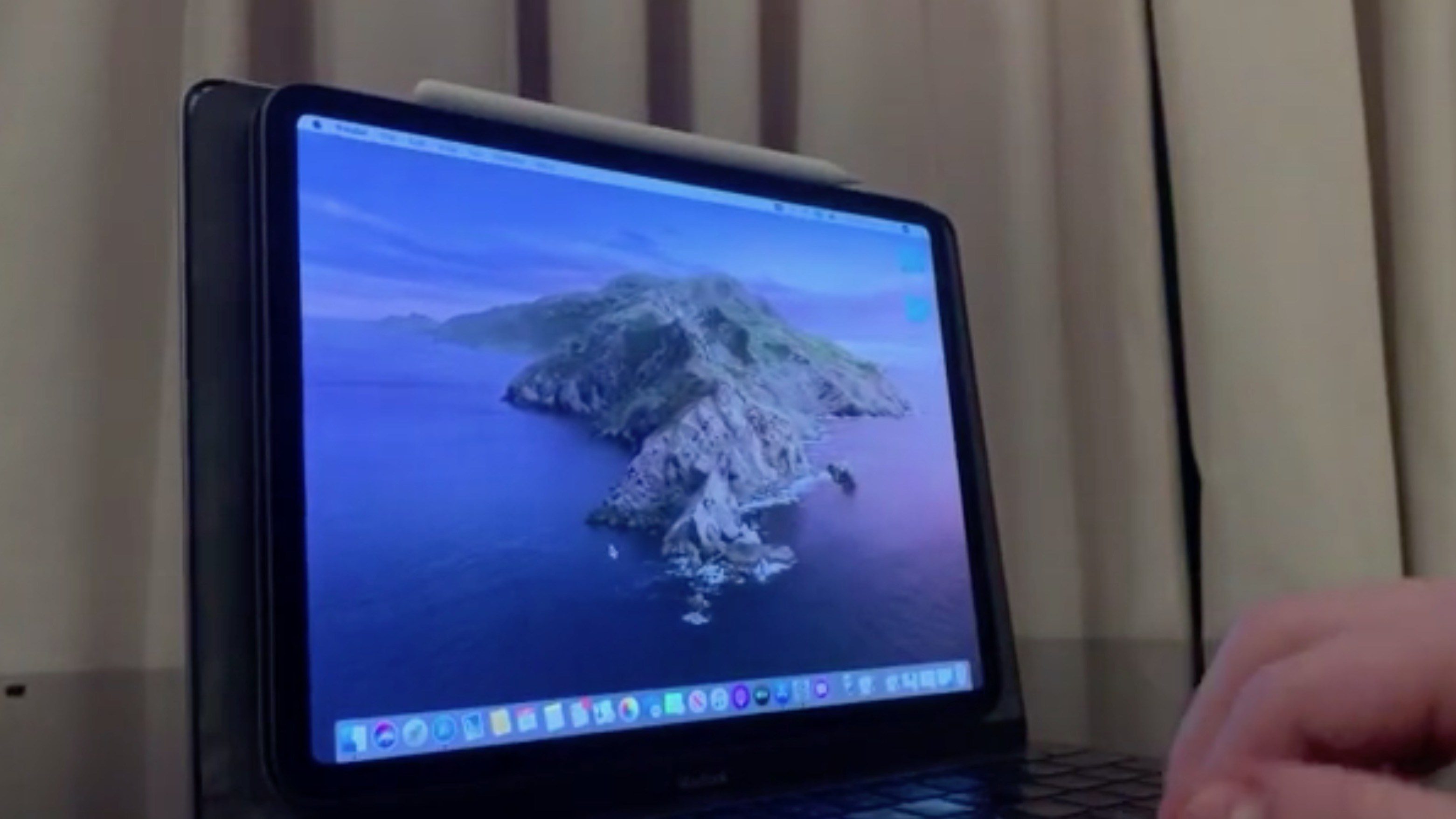 Redditor Turns Busted Macbook Pro into a Clever Mac + Ipad Hybrid