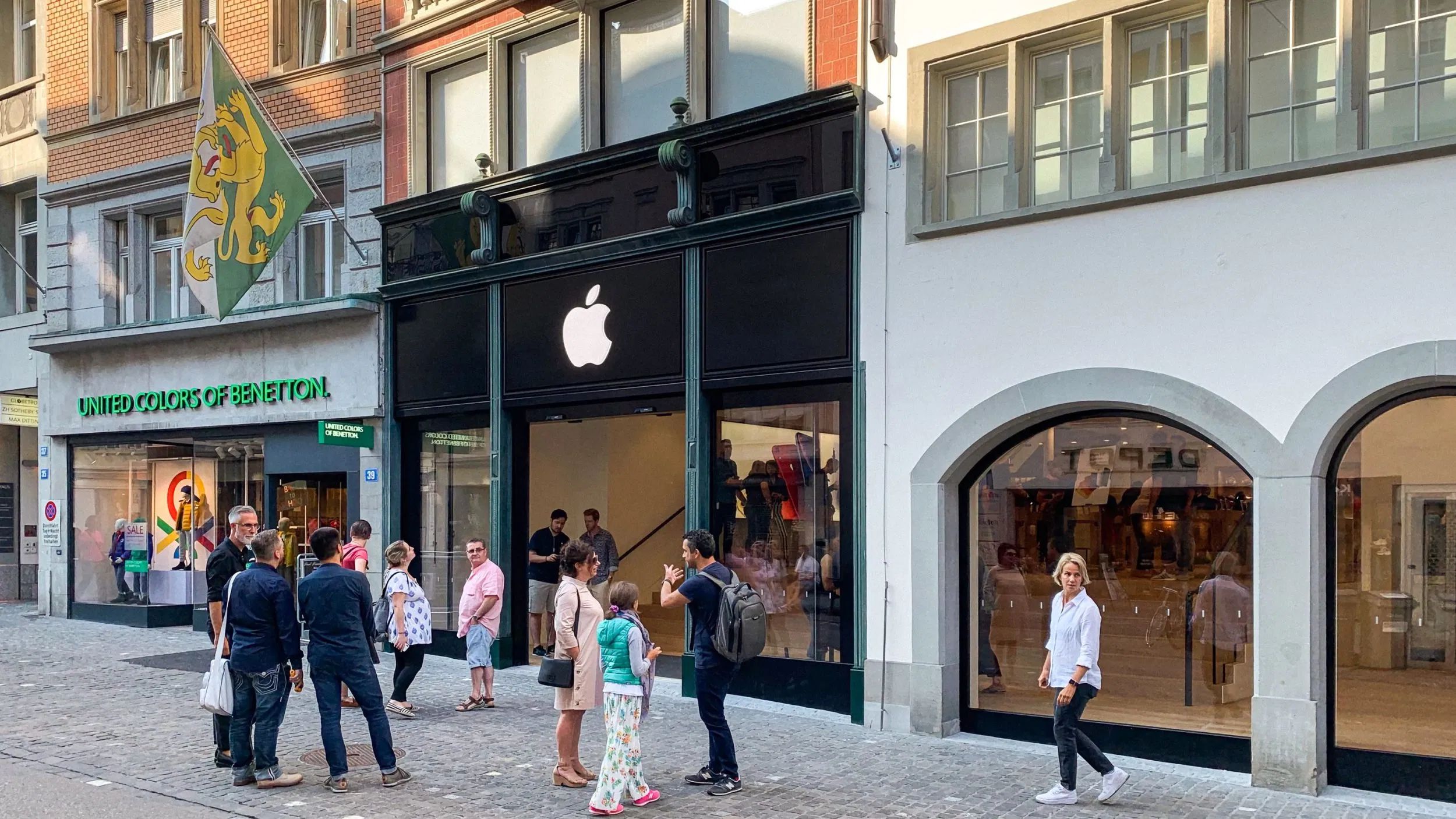 All Four Apple Stores in Switzerland Reopen May 12