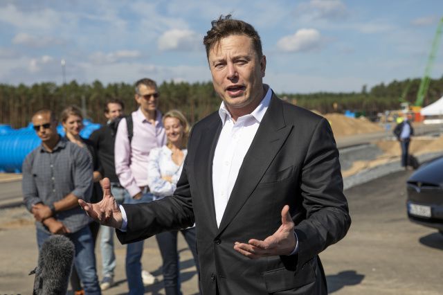 Elon Musk Claims He Once Reached Out to Tim Cook About Tesla Purchase But Was Refused Meeting