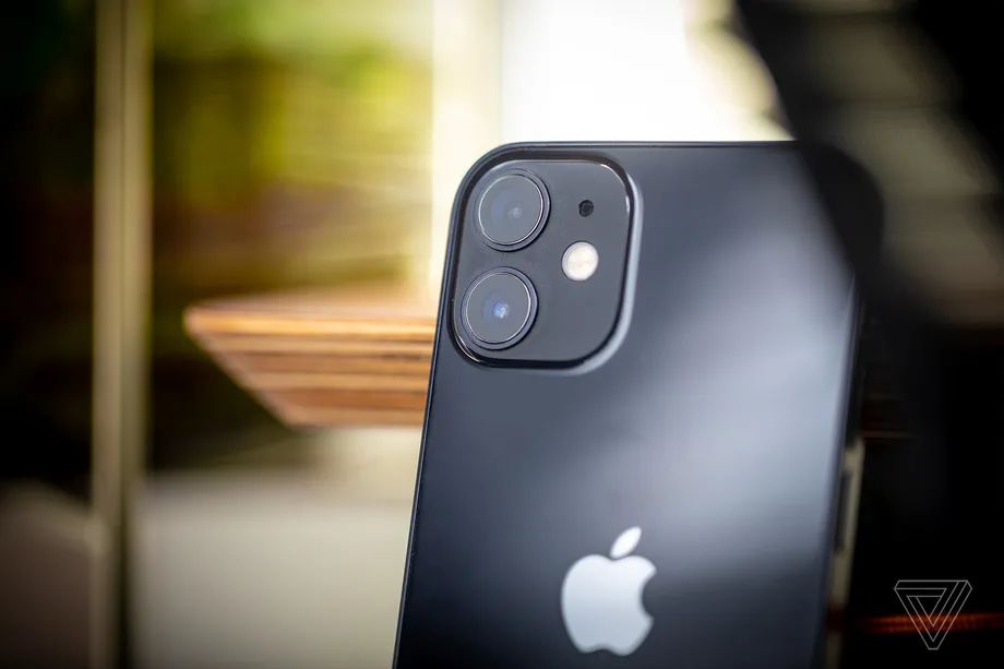 iOS 15 Lets You Disable Night Mode on An iPhone Camera
